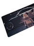 Gaming muismat met roze raceauto en cartoonbeer in race-outfit – 900x400mm bureaumat